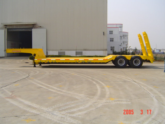Tri-axle flatbed trailer with high performance
