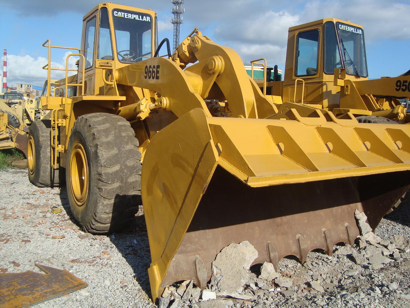 used cat loader 966E caterpillar 966E only 22000 USD