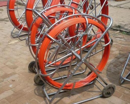 Fiberglass duct rodder with wheels