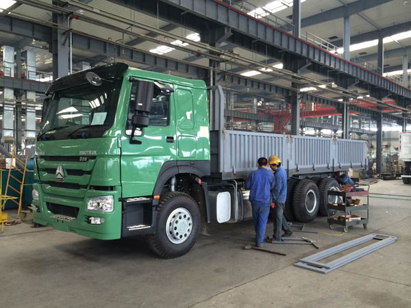 Sinotruk Howo Cargo Trucks 6x4 Lorry Truck 7M Body