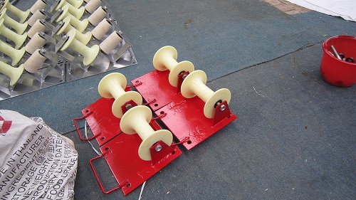 Cable laying roller, with steel roller body