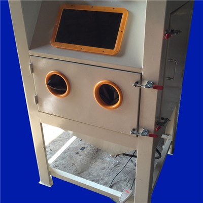 Professional Metal Parts Sandblasting Machine Small With Dust Collector