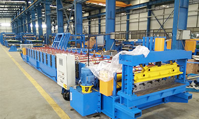 Roof roll forming machine with hydraulic profile cutter