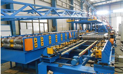 Wall roll forming machine with hydraulic profile cutter