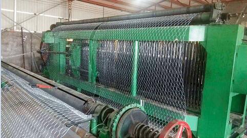 Automatic oil system high speed hexagonal wire netting machine with protective cover