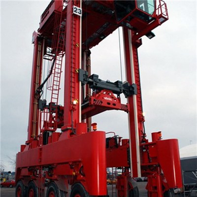 Straddle Carrier for lifting container
