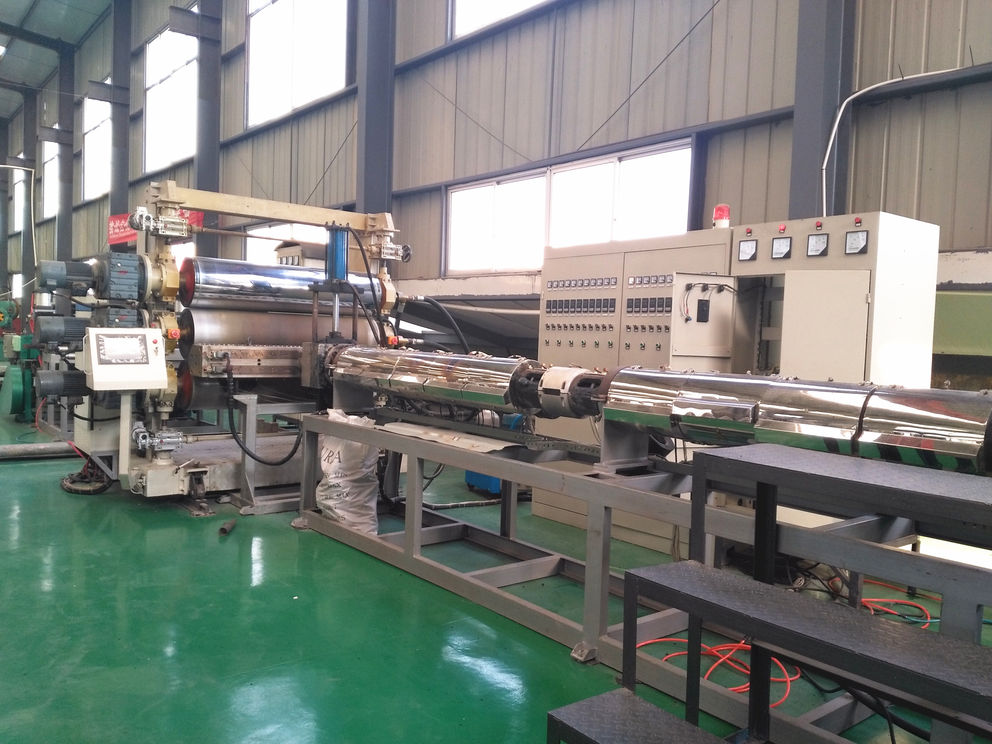 Geocell sheet extruding and welding production line