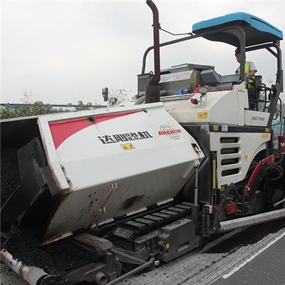 Asphalt Spray Paver to Spray Emulsion and Lay Very Thin Hot Mix, Used On Highway Maintenance.
