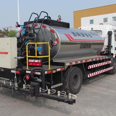 Asphalt Emulsion Distributor Is Used to Spray Asphalt Emulsion or Cutback Asphalt During Road Construction and Maintenance