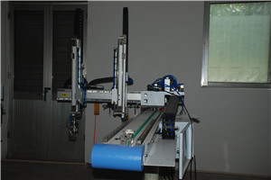 Single axis servo manipulator for take out products