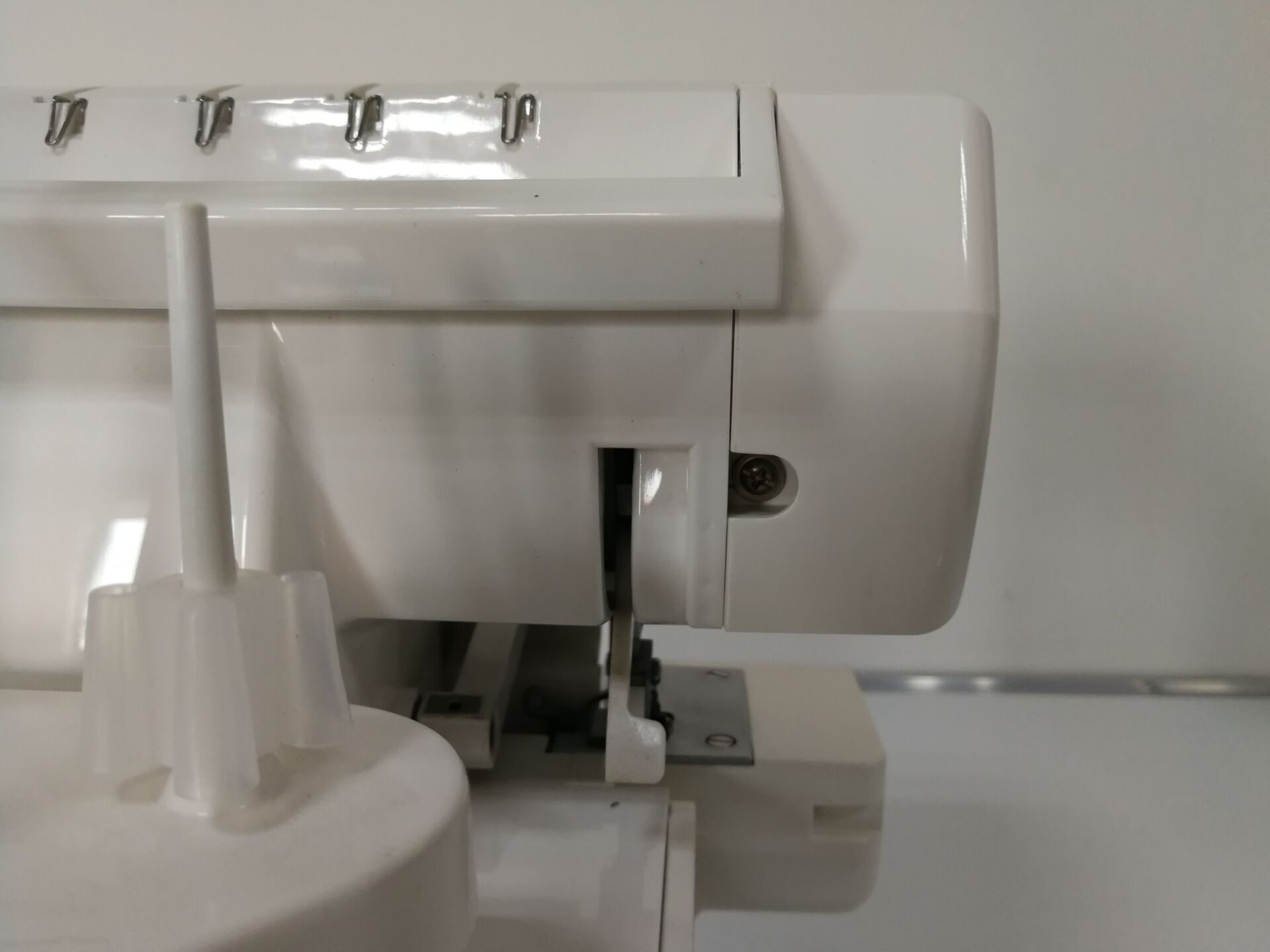 Professional direct-drive heavy duty sewing/overlock machine