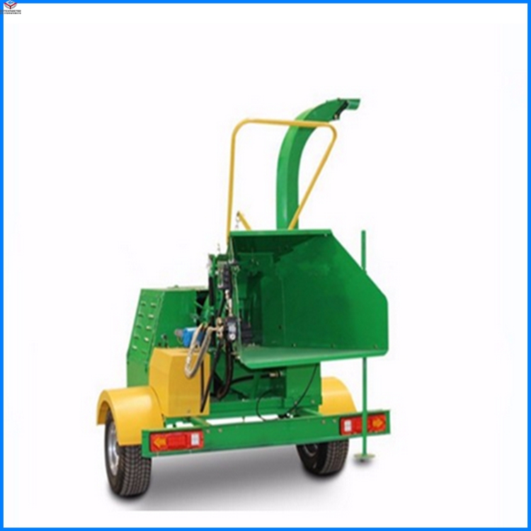 Mobile wood chipper for tree branches