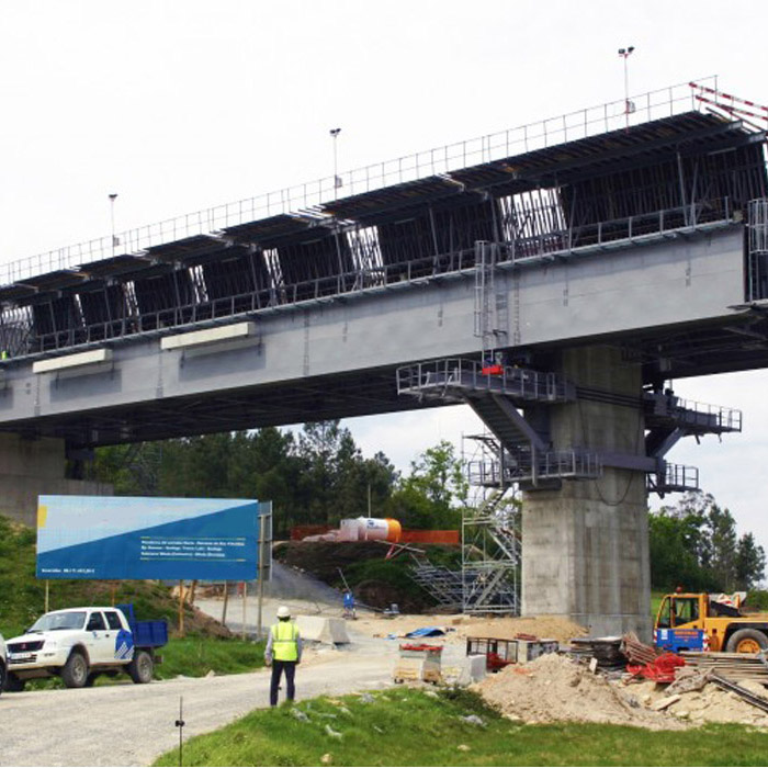 Assemble 300 ton underslung erection movable scaffolding system for bridge fabrication