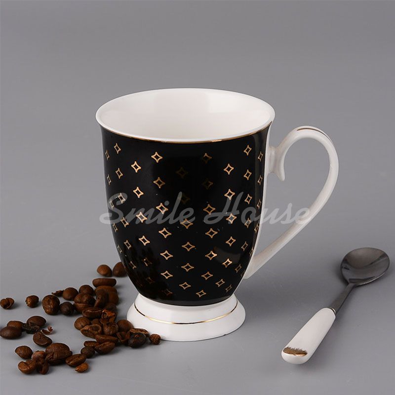 Round ceramic mug with handle 