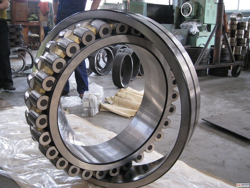 spherical  roller bearing 24172ECC3/W33  600x360x243mm 