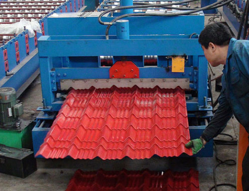 Roof plate forming machine 