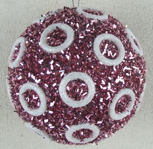 Розовый елочный шар с кольцами
