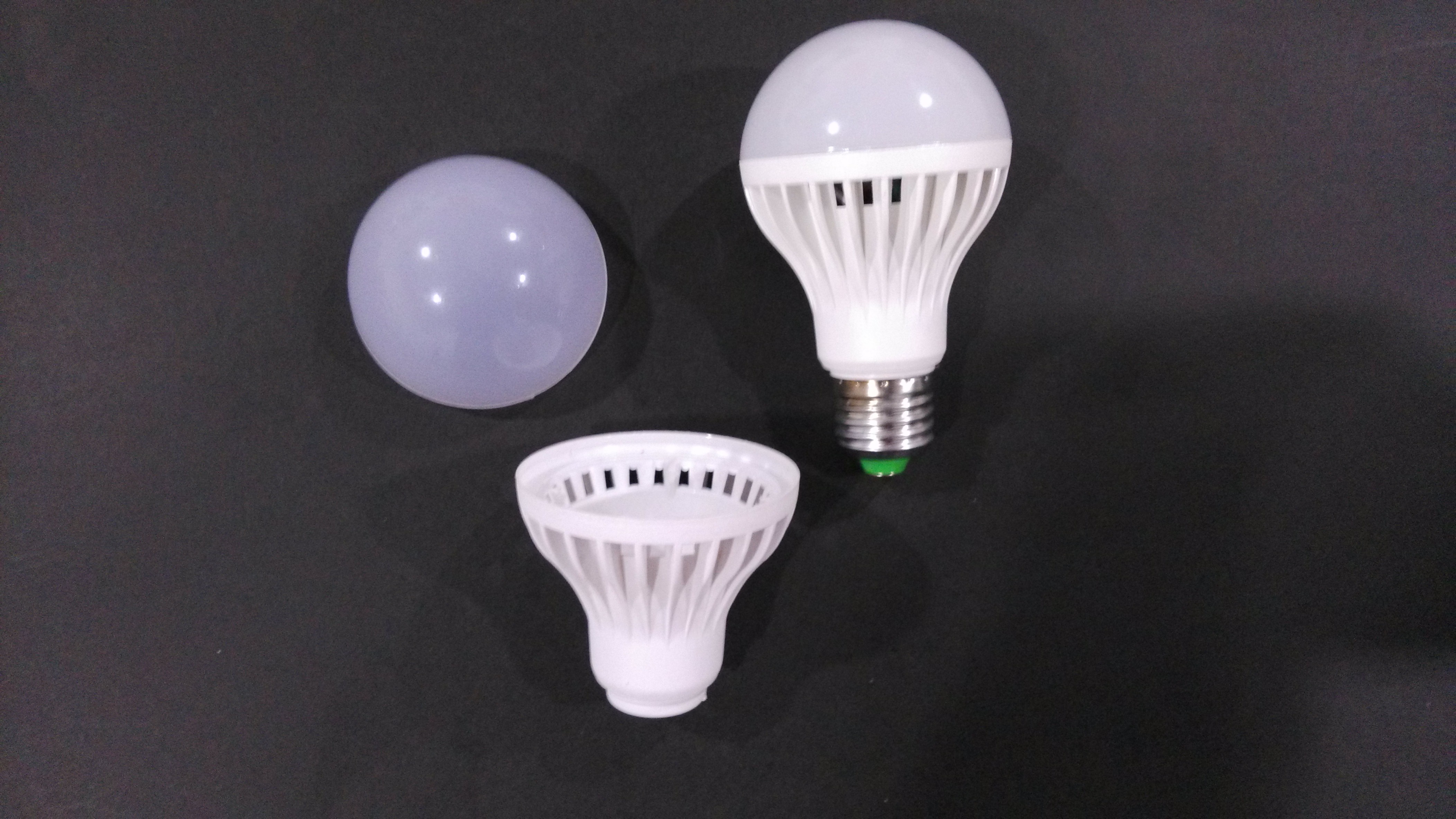 2014新设计节能塑料led球泡灯零部件制造商