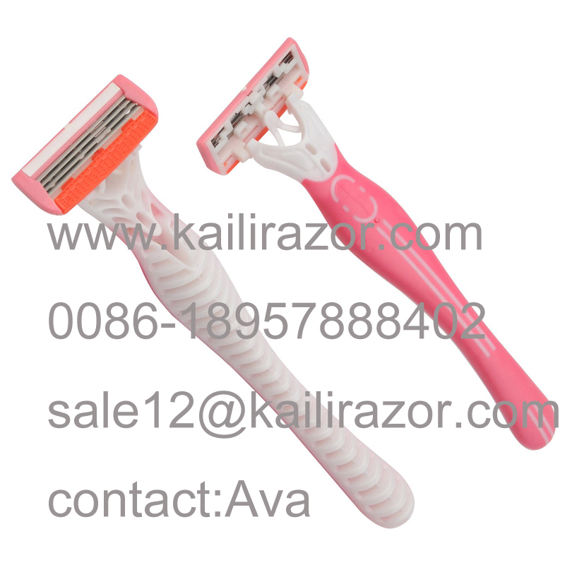 Four blade disposable shaving razor 