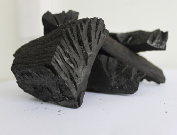 Черный деревянный уголь комок 