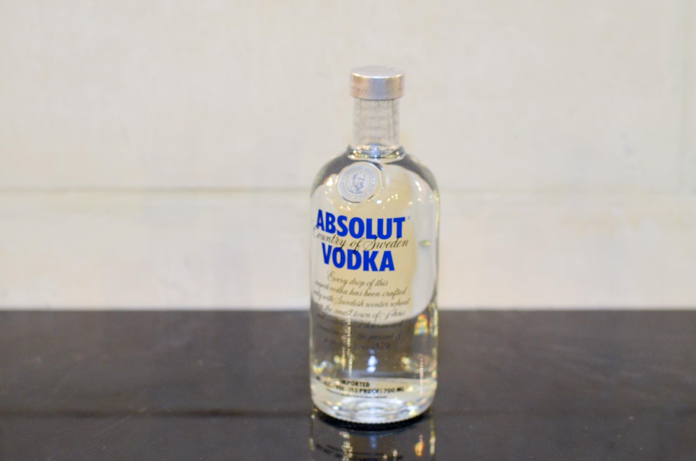 Absolute blues. Absolut Blue 40% 20cl.