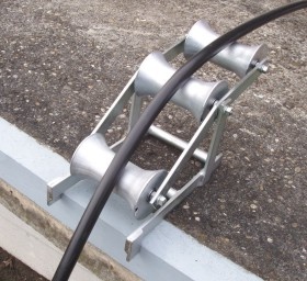 Cable roller with ground plate 