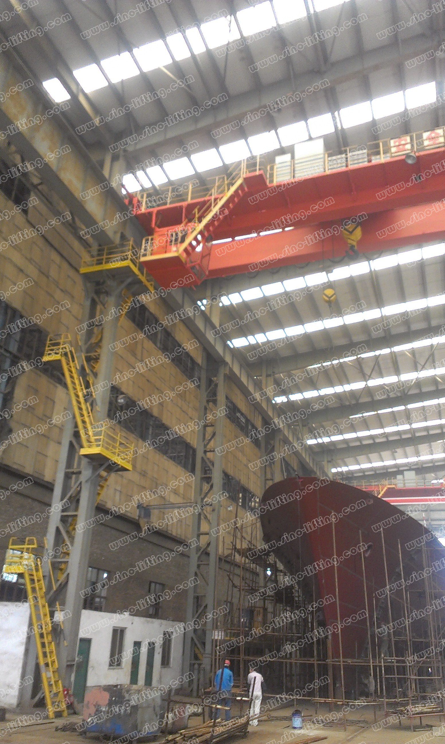 Shipbuilding overhead traveling crane