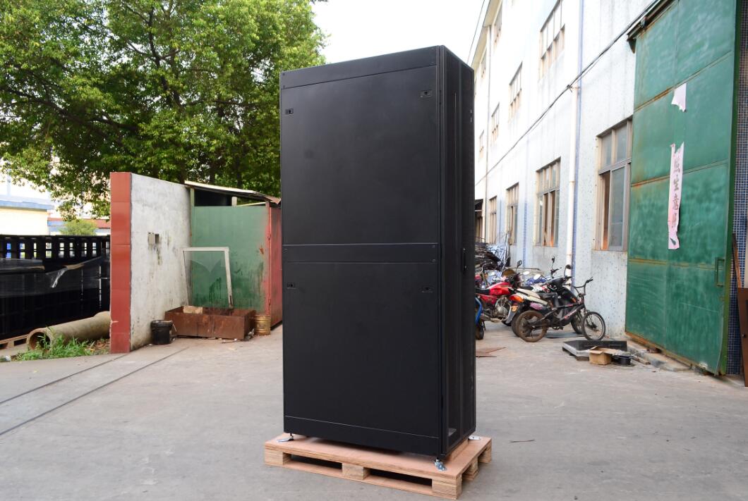  600*1000*2000mm Floor Standing Server Cabinet With Mesh Door