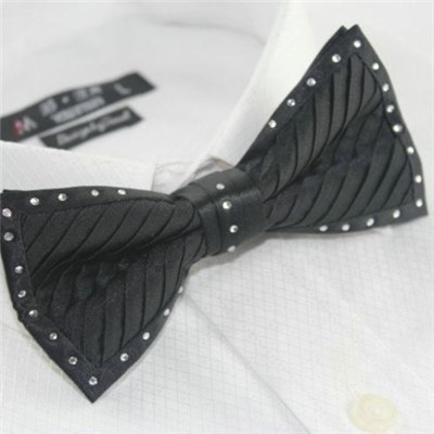 Wondful Pleated Silk Fabric With Contrast Color Border And Crystal Rain Stone Shining Bowtie