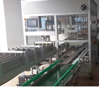 Automatic vertical packing machine with tape or glue