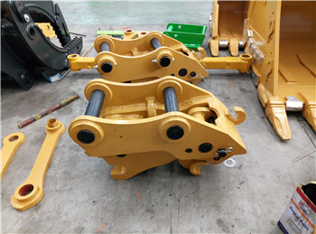 fast changes of excavator attachments hydraulic quick hitch