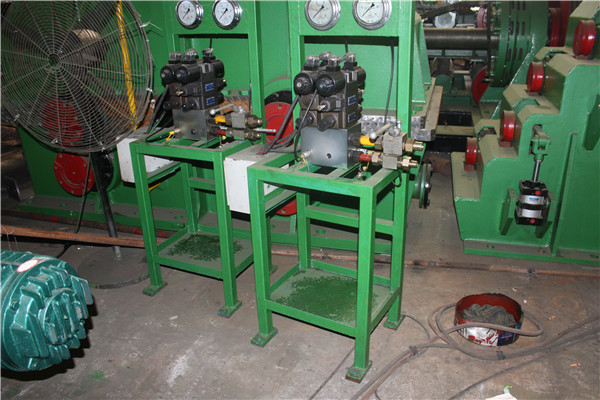 Control valve station for rolling mill hydraulic system