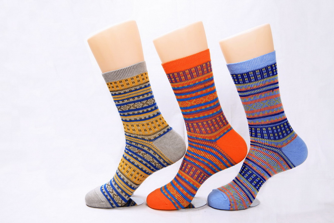 Customised design women's 176N jacuqard crew socks