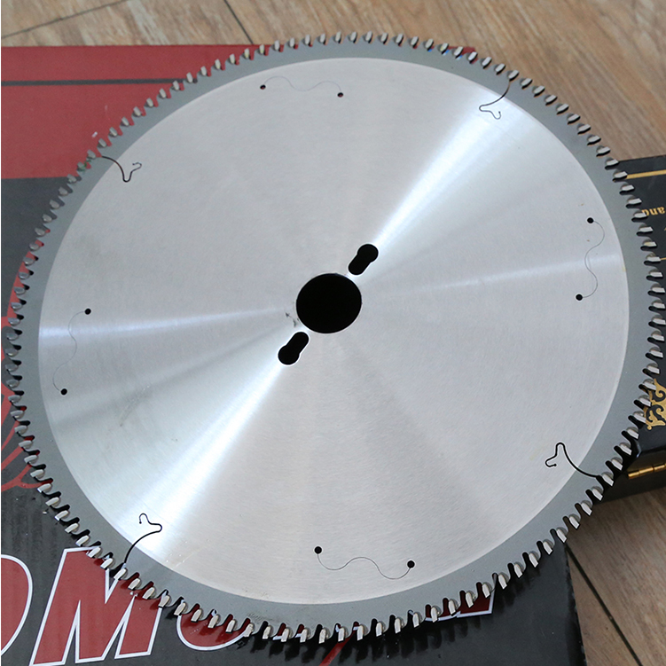 Пильный диск TCT для резки алюминиевых профилей.