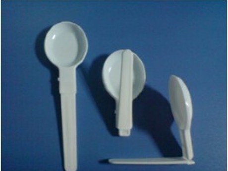 Plastic folding spoon