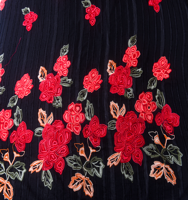中国红玫瑰丝绒缎子刺绣花边婚纱面料