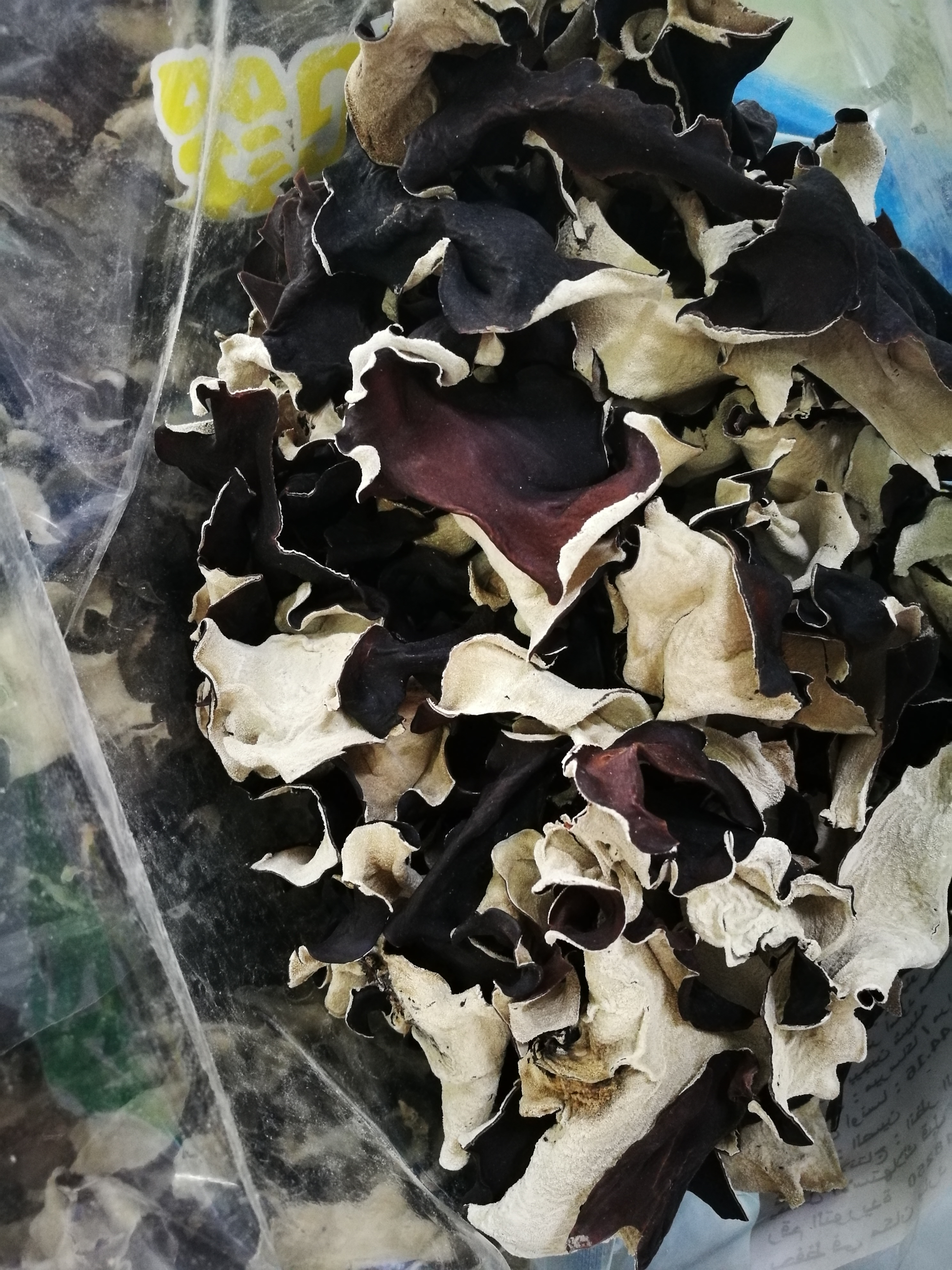 сушеные черно-белые древесные  грибы 