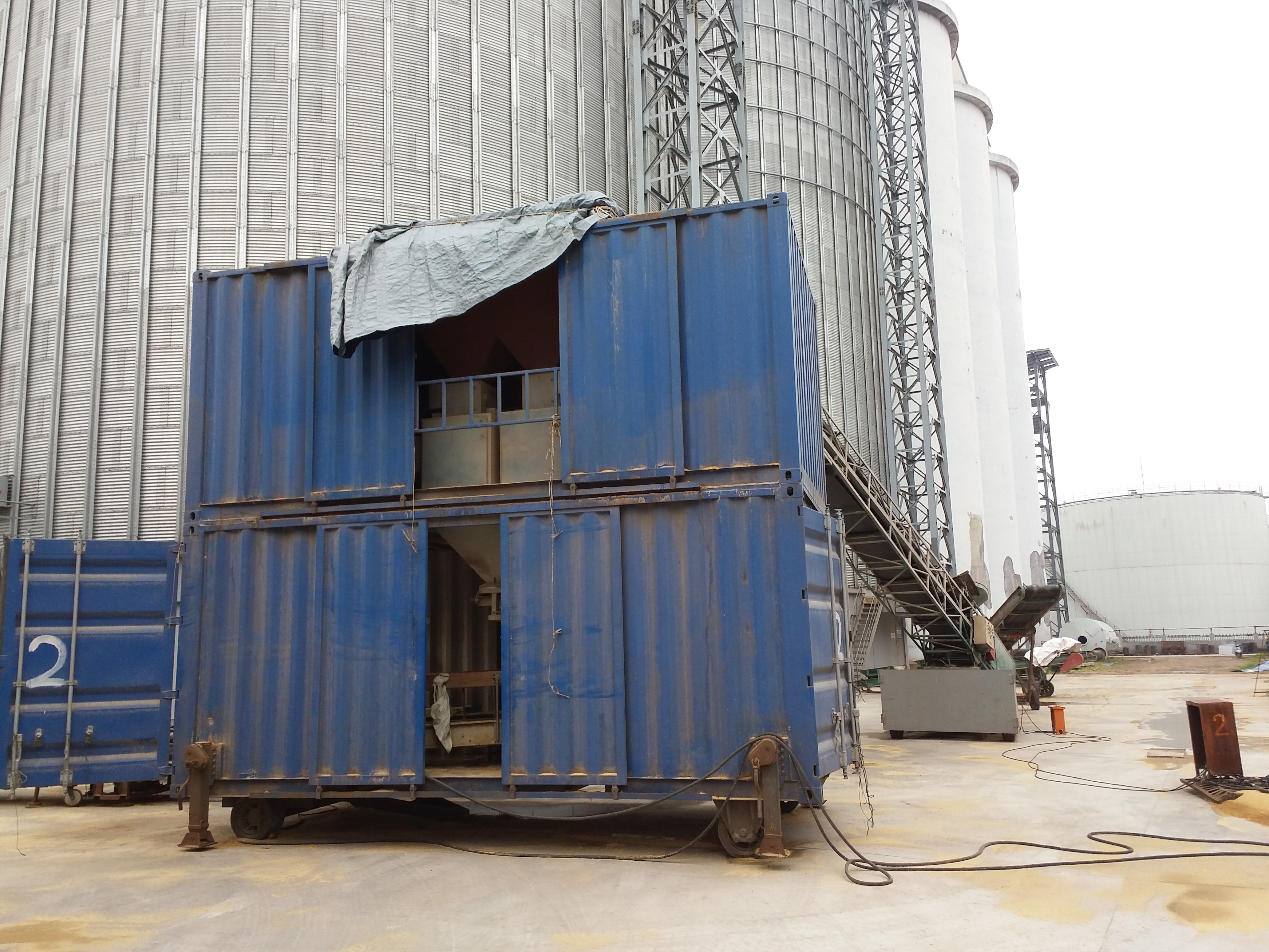 containerized fertilizers bagging system Mobile Bagging Unit MOBILE BAGGING MACHINES for Grains, pulses, iodised salts, sugar Containerised bagging system