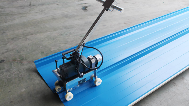 AUTOMATIC ROOF SEAMING MACHINE