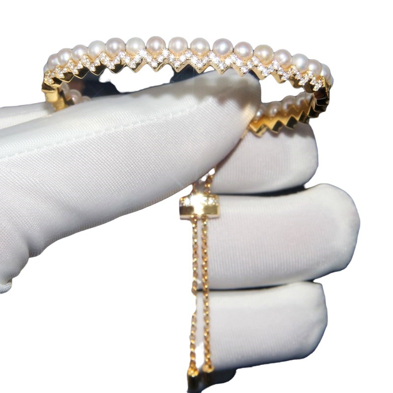 This is S925 sterling silver pearl fashion bracelet for women with gold plating.  They have fashionable appearance and natural style with ecnomic price.