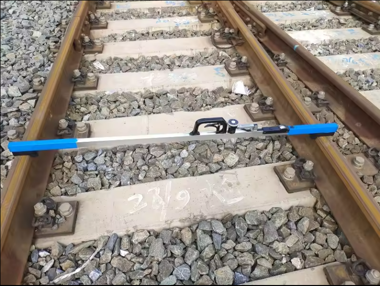Аналоговый измерительный прибор для измерения железнодорожных путей и стрелочных переводов