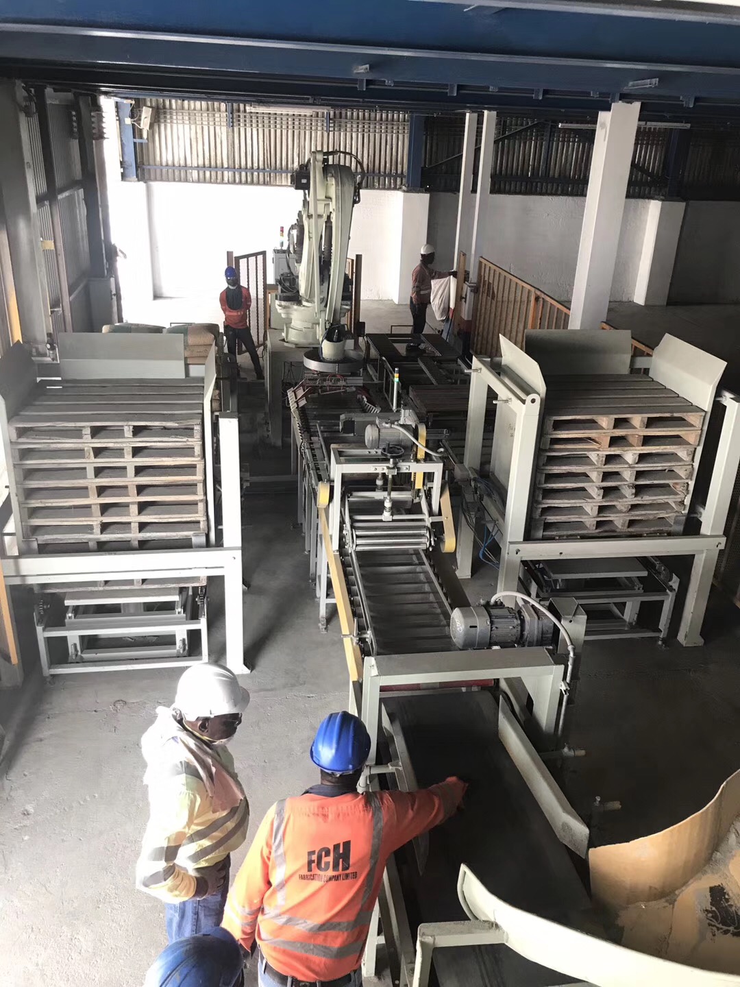 Robot palletizing machine in Wuxi, China Powder Milk Packing Machine packing and palletising line for potassium sulfate 25kg bags AUTOMATED PALLETIZING LINE robot palletizing line for stacking 50 kg c