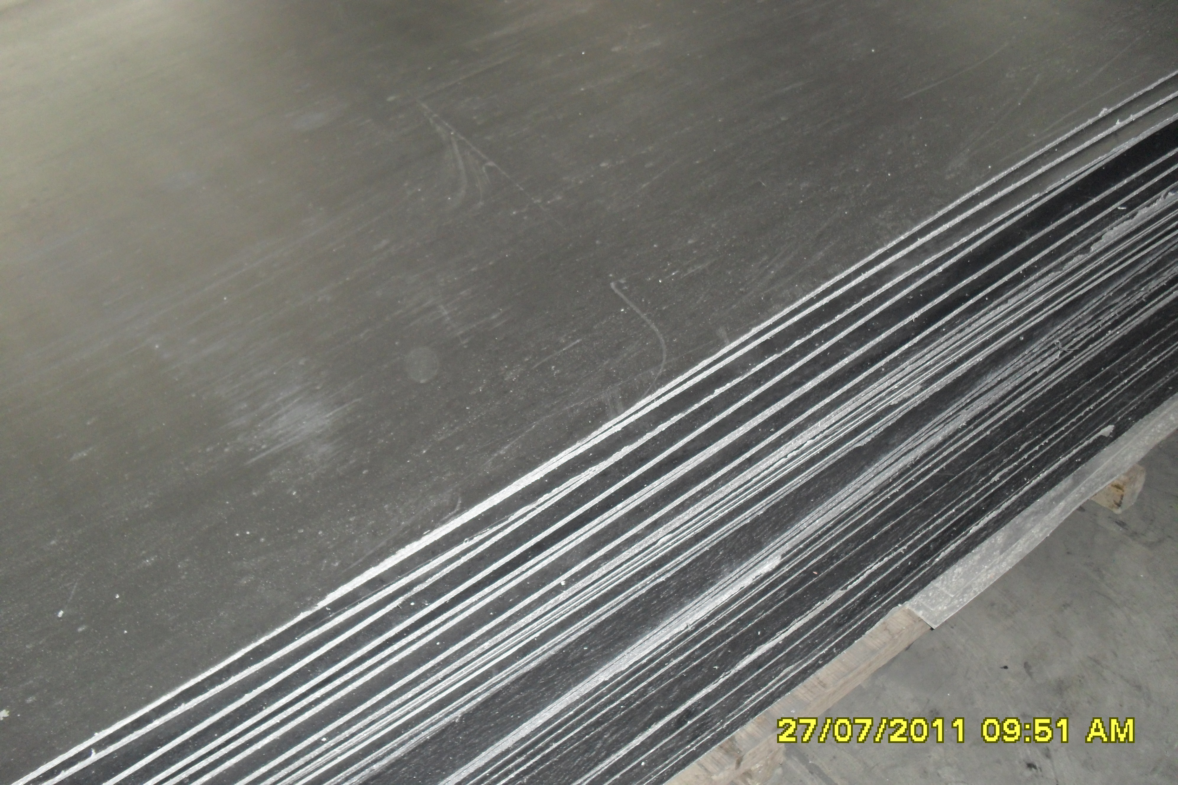 橡胶板是以长纤维石棉,耐酸合成橡胶为原料,压制硫化而成的密封材料