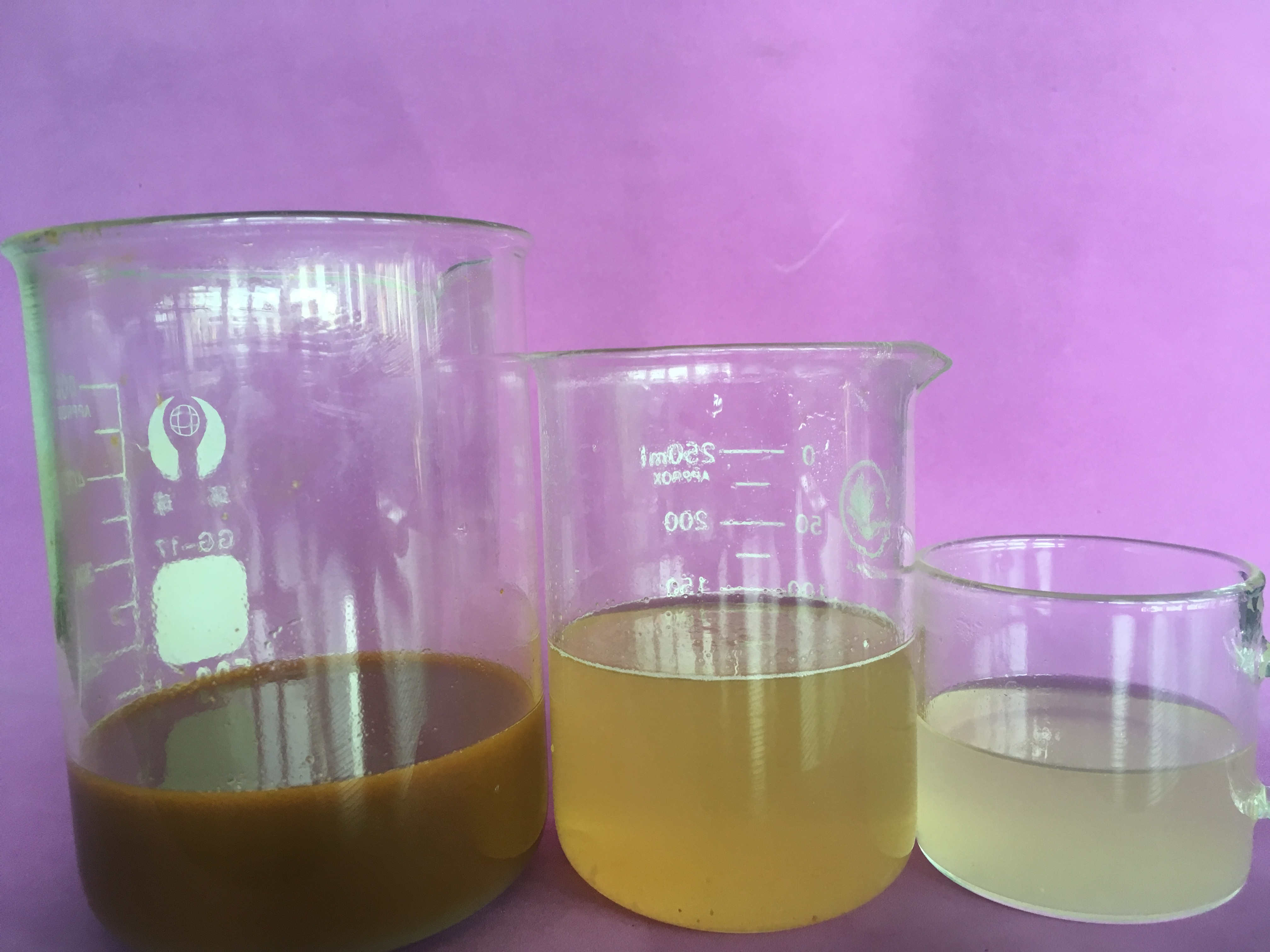 聚合氯化铝 无色或浅黄色的固体。在水中溶解时，可以形成一种混浊的溶液。