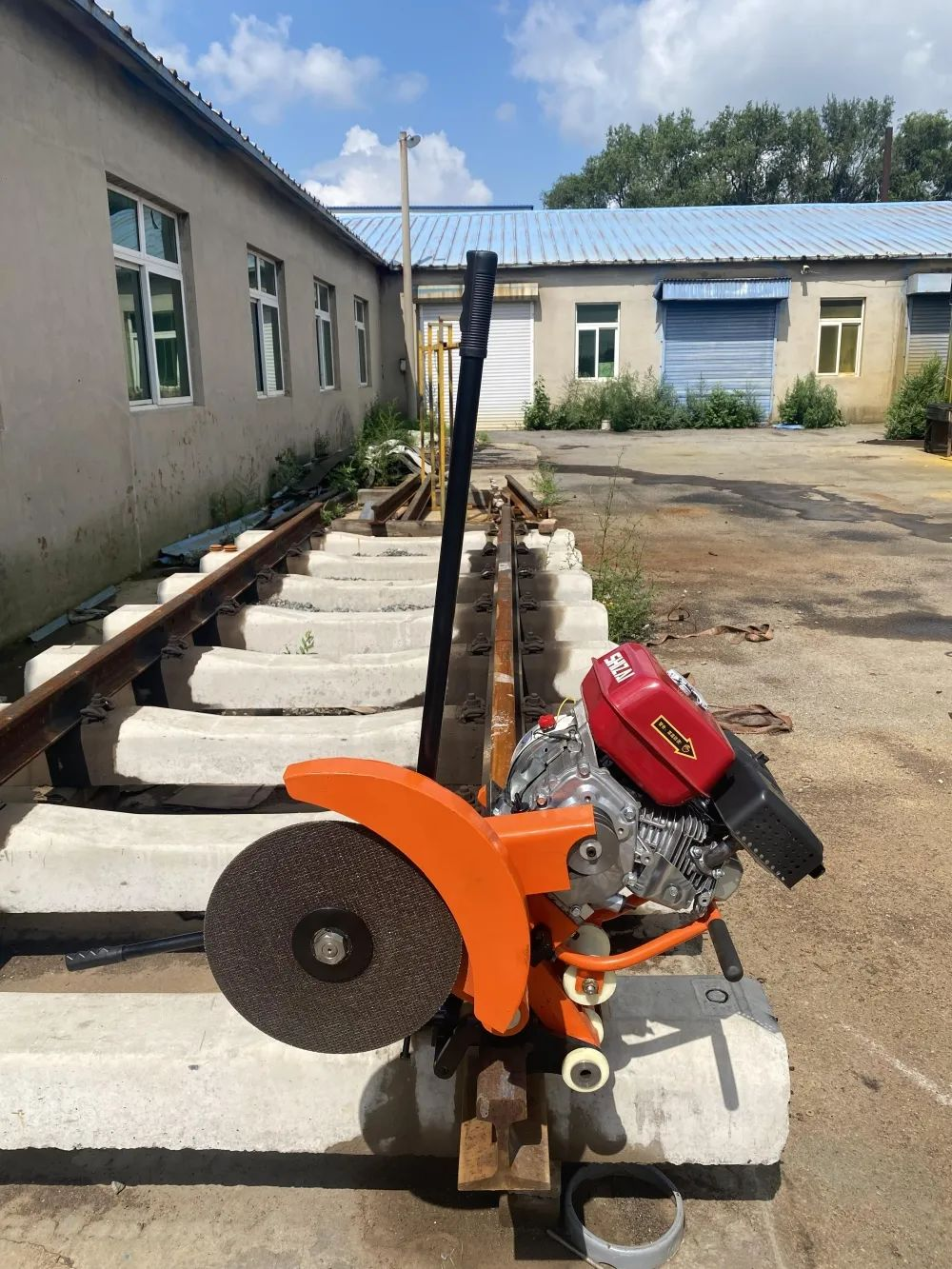 Internal combustion rail cutting machine