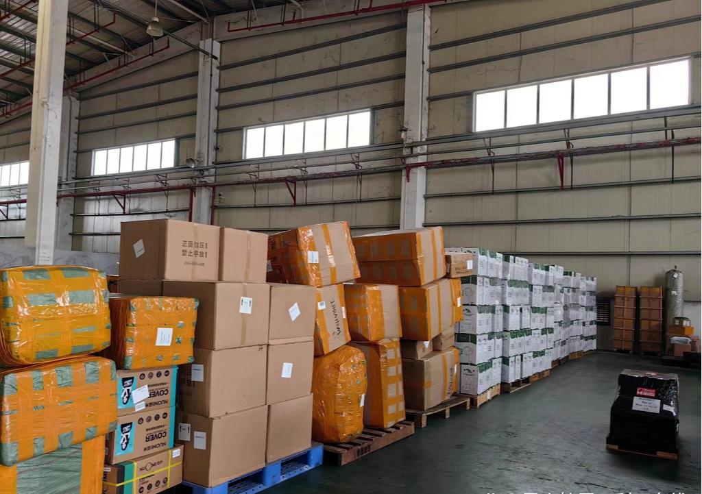 It takes 12-15 days by fast car from Yiwu and Guangzhou to Moscow.