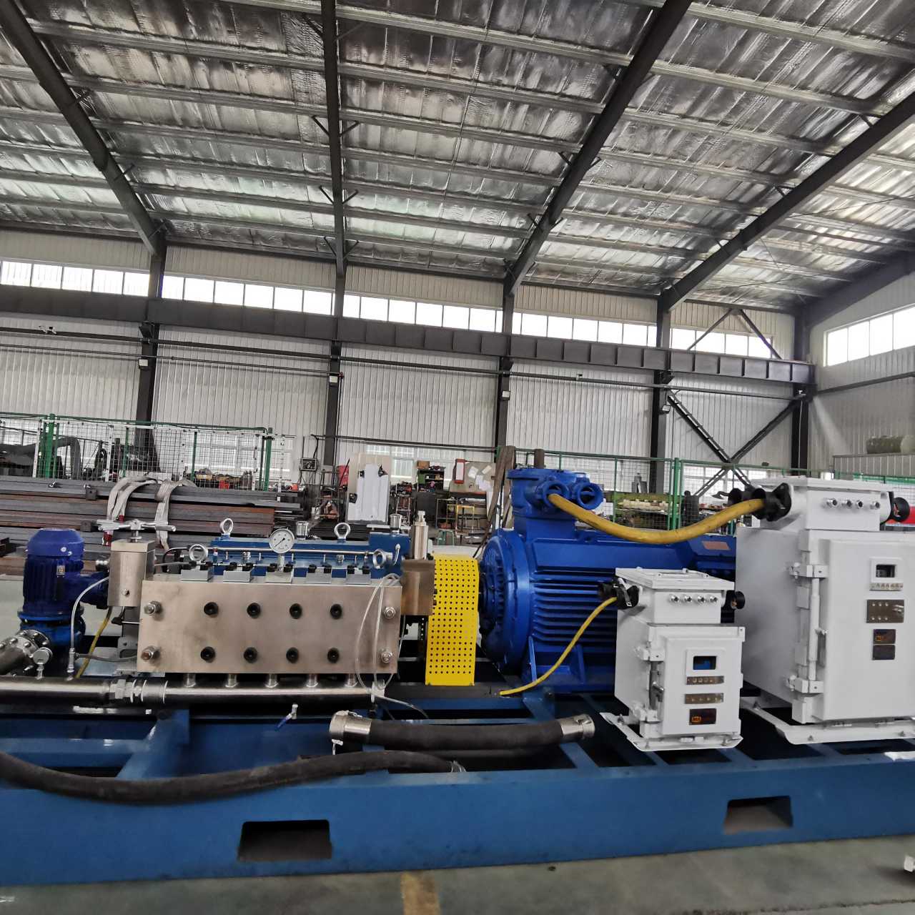 High flow quiet plunger pump for continuous operation