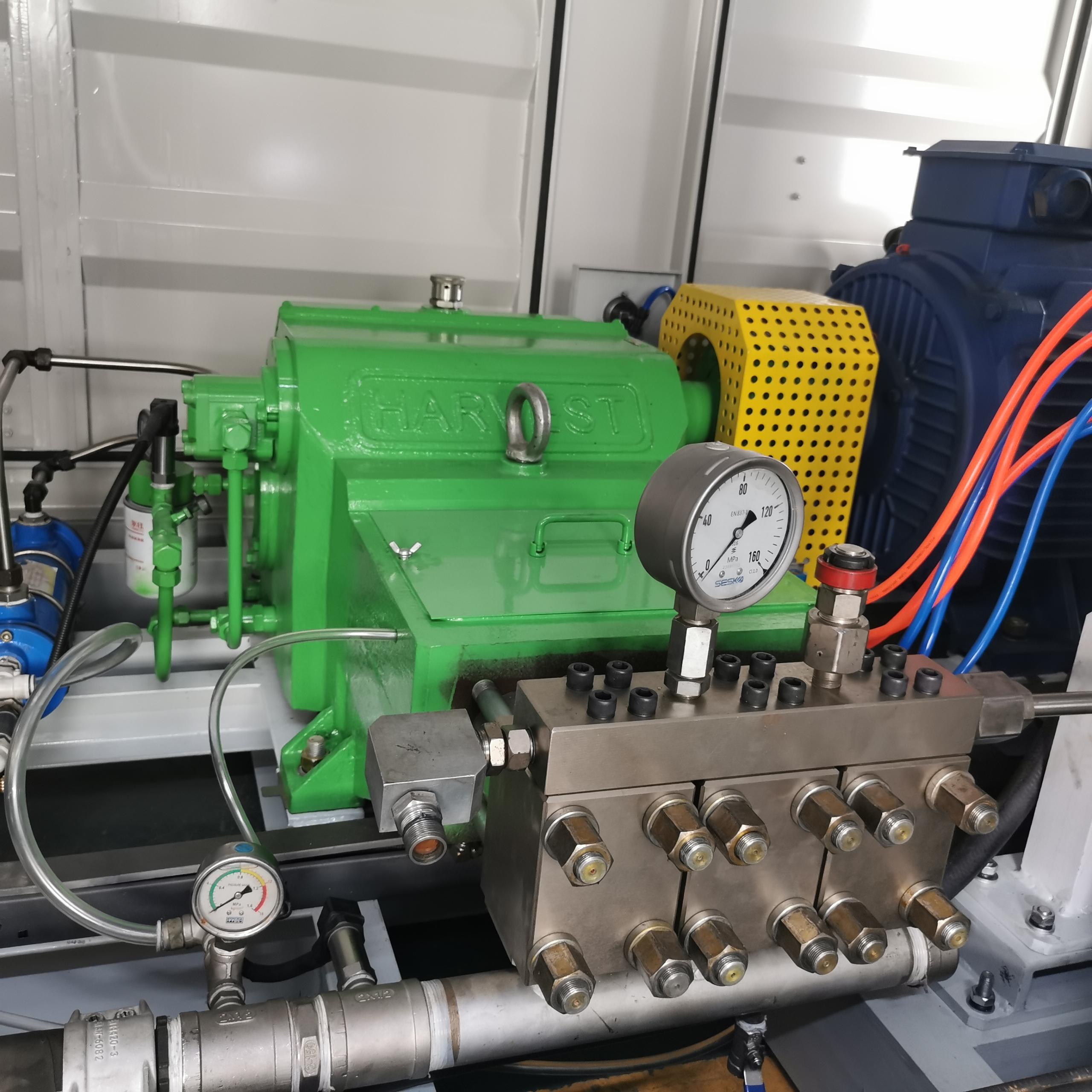 Water jet cleaning pump maintaining high efficiency under adjustable pressure