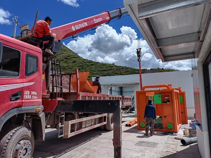 Low temperature waste magnetic pyrolysis furnace