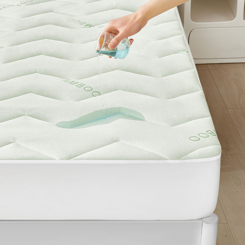 China Manufacturers Waterproof Quilted Mattress Cover Mattress Protector Durable Anti Bed Bug Mattress Pad